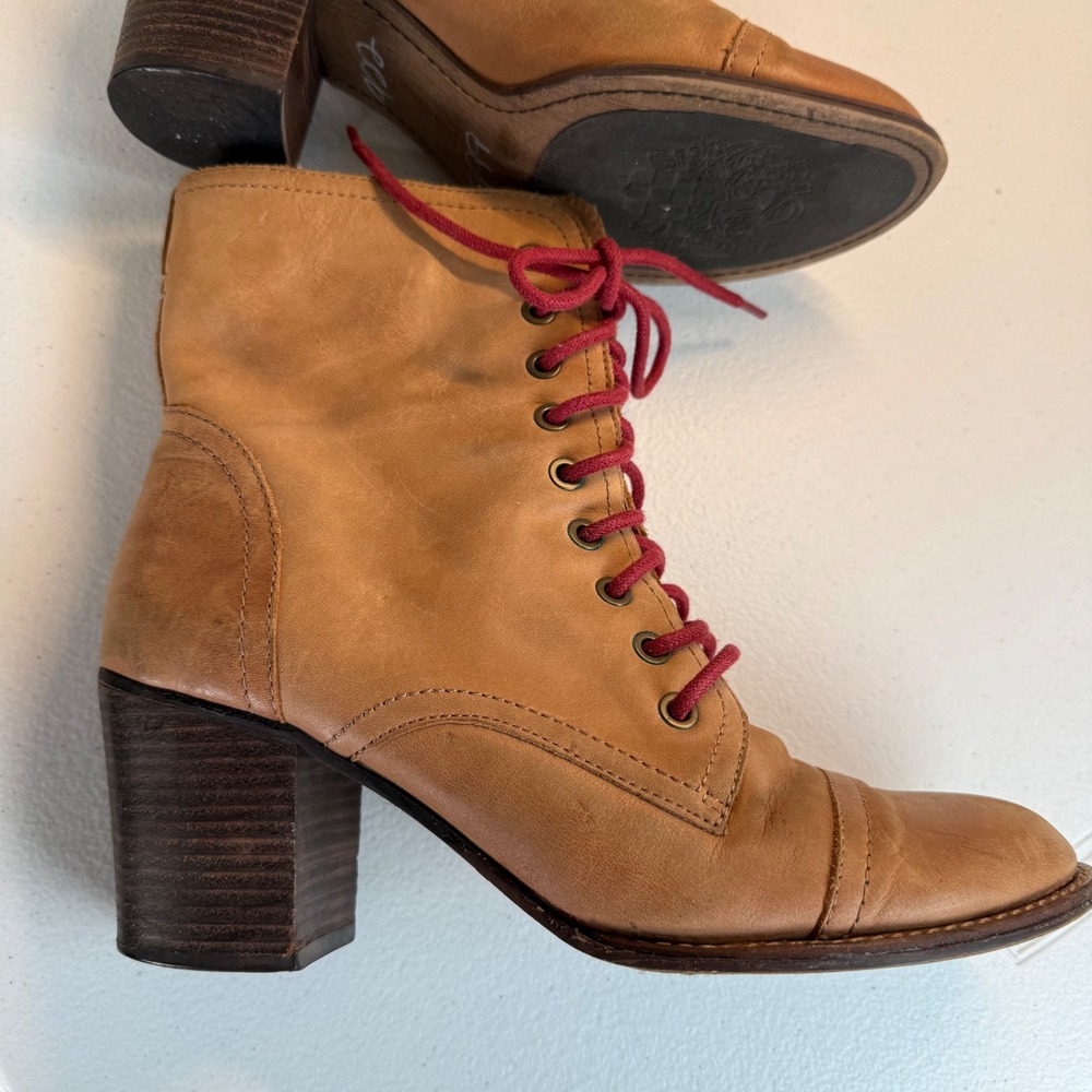 Vince Camuto Vestas Tan Leather Red Lace Up Ankle Boots 9B - Picture 6 of 16
